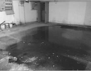 污水前方就是樓梯口。