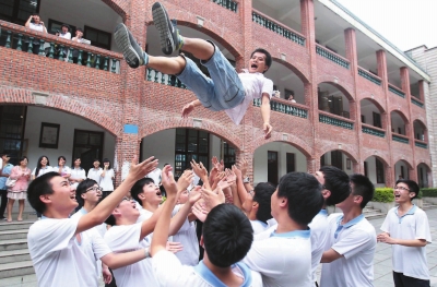 高考結(jié)束，松了一口氣的國光高級中學(xué)高三9班學(xué)子，