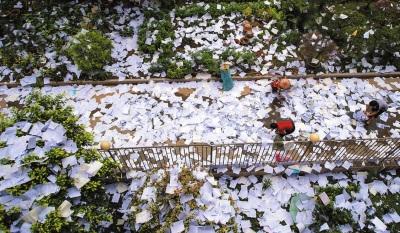 落滿試卷和復(fù)習(xí)資料的校園。