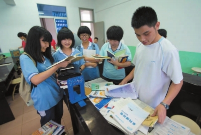 小學(xué)妹們找學(xué)長討要學(xué)習(xí)筆記和復(fù)習(xí)資料。