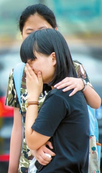 有的考生走出考場，情緒低落。