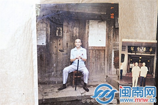 梁披云80歲時回鄉(xiāng)，在故居前留影留書