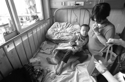 小智依偎在母親懷中。