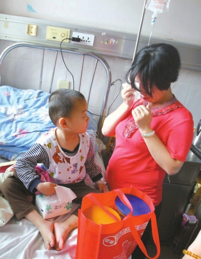 說起小智的病情，戴金霞忍不住落淚。本報記者朱晨輝攝