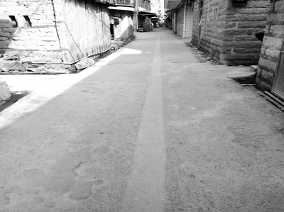 村路中間的條紋是鋪設(shè)自來水管道留下的痕跡。