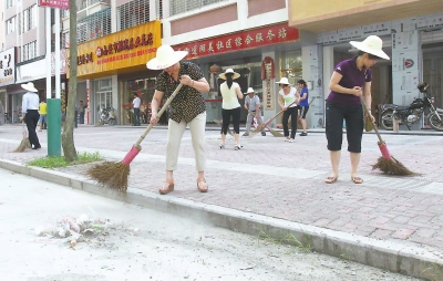 溪美街道組織干部職工在市區(qū)柳園南路打掃衛(wèi)生。本報