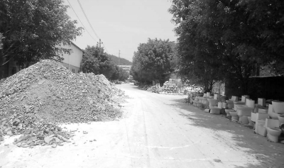 清理前，廢渣堆積如山。