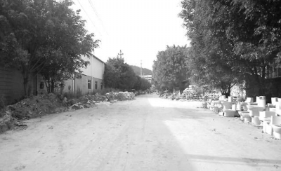 清理后，路面上廢渣基本看不到了。