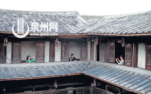 古香古色的土樓對都市人很有吸引力，不少人結伴前往