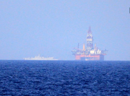 越南拍攝的中國海空力量護衛(wèi)981鉆井平臺。