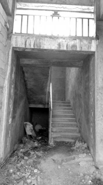 防洪堤樓梯內(nèi)臟亂不堪。