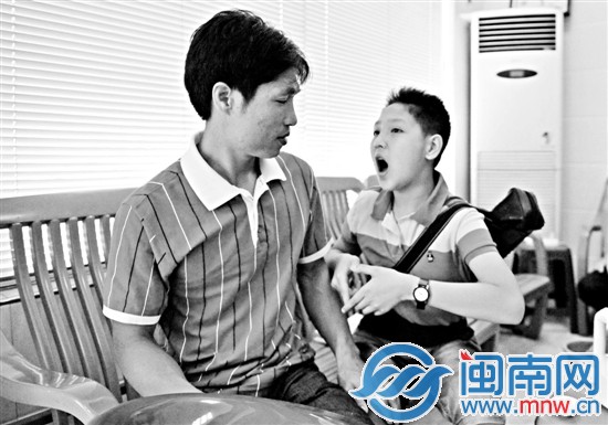 兒子用手語(yǔ)對(duì)父親說(shuō)：“我愛(ài)你”