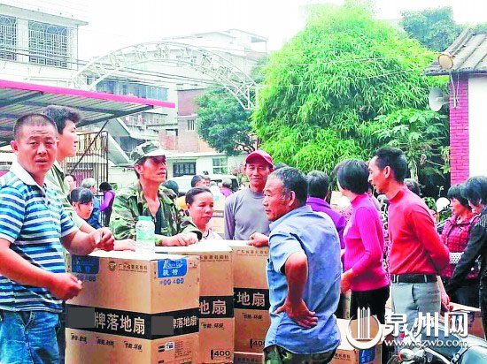 工人領(lǐng)取風(fēng)扇場景