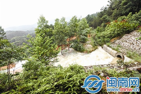 護(hù)坡塌方后，水流急速地從涵道口涌出