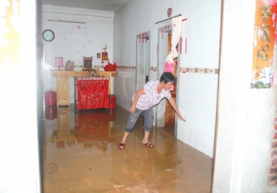 村民家里留下了洪水沖刷過(guò)的痕跡。