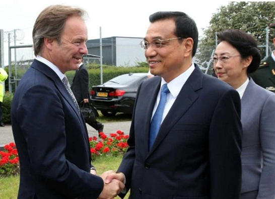 英國政府高級(jí)官員到機(jī)場迎接李克強(qiáng)總理和夫人。