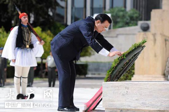 李克強向希臘無名戰(zhàn)士紀念碑獻花圈2