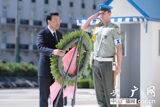李克強向希臘無名戰(zhàn)士紀念碑獻花圈3