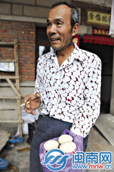 自家母雞下的這四個(gè)巨蛋，讓顏元芳很驚奇