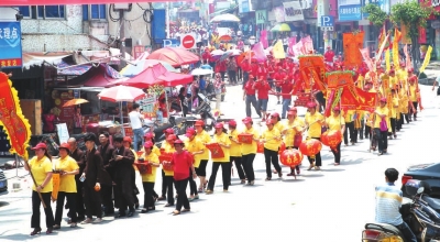 1公里長的陣仗，吸引了眾多市民圍觀。