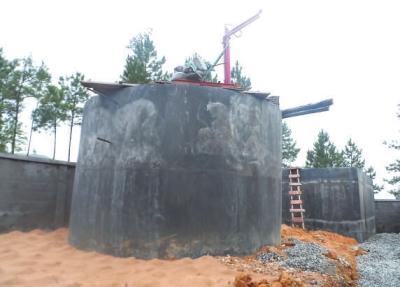 工樂峰湖內(nèi)村飲水工程蓄水池。