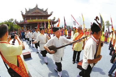 20日，進(jìn)香祭祀活動(dòng)在石井鎮(zhèn)鄭成功祖廟舉行?！”緢?bào)