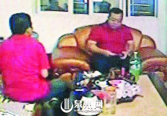 王通受賄時(shí)被人偷拍下的視頻畫面