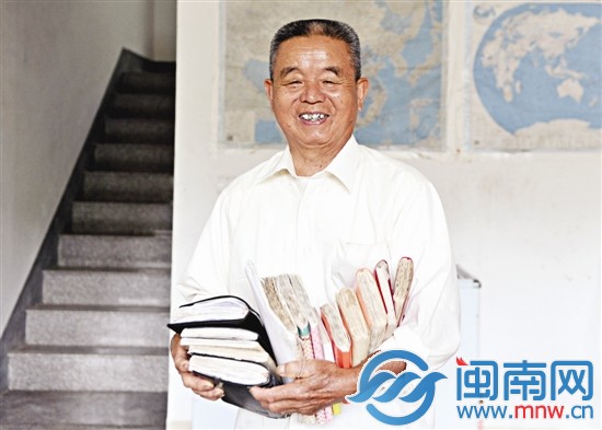 幾年的教學(xué)，曾仁山的教學(xué)材料已經(jīng)一大摞