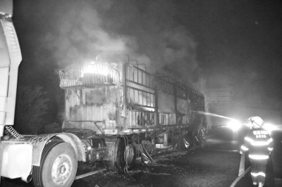 貨車著火停在高速應(yīng)急車道上