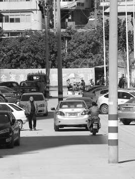 道路中間的3根電線桿仍未移除。