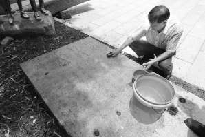 管理人員在清洗石碑。