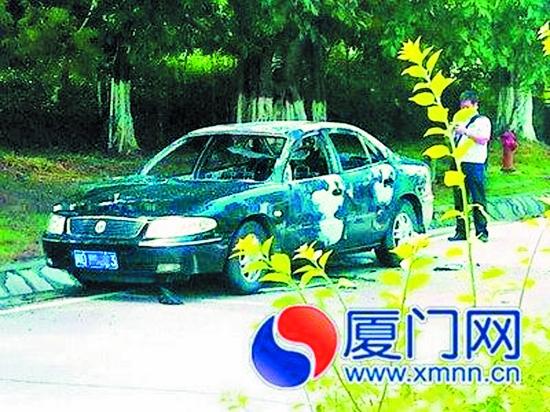 警察對黑色轎車進(jìn)行勘查