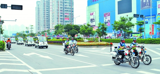 公安民警和巡邏隊員舉行深化治安“武裝大巡防”活動