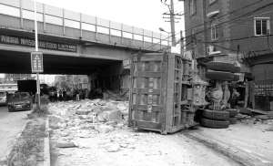 摩托車駕駛員被壓身亡