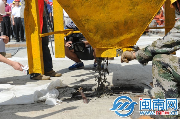機(jī)械臂吊起混凝土，做最后的澆筑