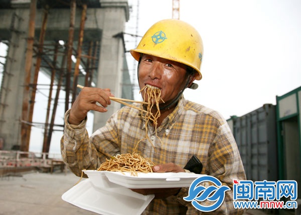 侯師傅正大口吃面，干體力活，飯量不能少