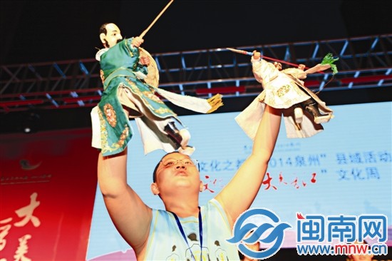 上臺表演，架勢足吧！