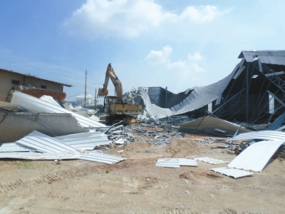 2日，官橋組織150多人、15輛車，在市行政執(zhí)法局、市