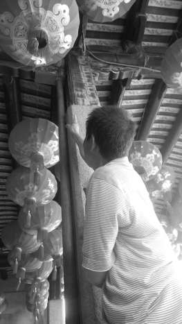 中亭柱子變形，臨時(shí)用鐵管進(jìn)行焊接。