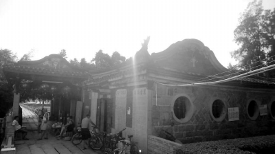 夕陽(yáng)下的五里橋中亭。