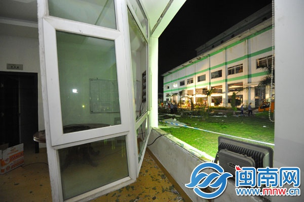 爆炸使車(chē)間對(duì)面樓房受損嚴(yán)重