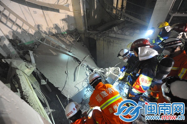 消防隊(duì)員進(jìn)入車(chē)間一樓搜救