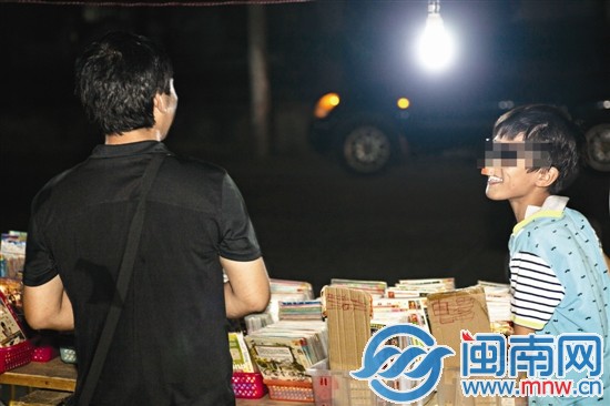 夜里擺攤時，阿興和兒子玩鬧