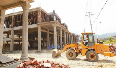 正在建設(shè)中的安置房。