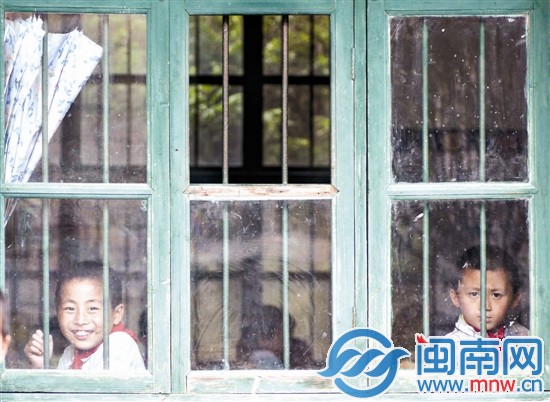 大坂小學經費緊張，一年級的窗戶少了一塊玻璃