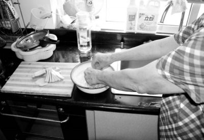 居民用洗菜的水洗手。