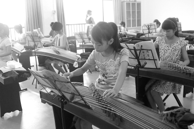 孩子們正在認真學古箏。