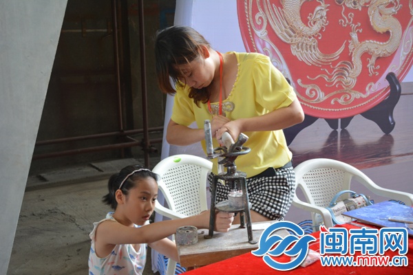 漆線雕藝術(shù)家指導(dǎo)小朋友