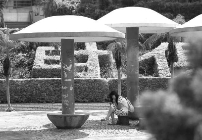 市民坐在李厝花園的亭子下，躲避灼熱的陽(yáng)光。