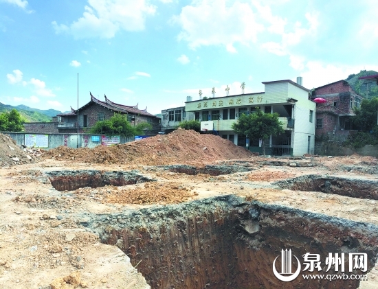 長(zhǎng)基小學(xué)新校舍正在打地基
